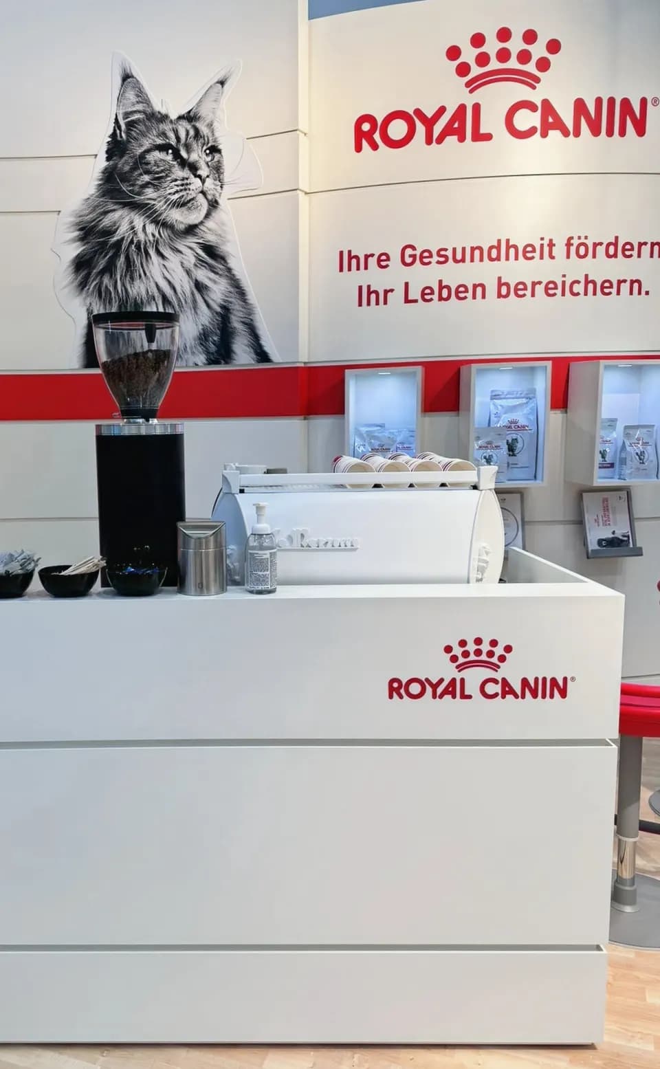 In einen Messestand integrierter Kaffeetresen mit Siebträgermaschine und Mühle