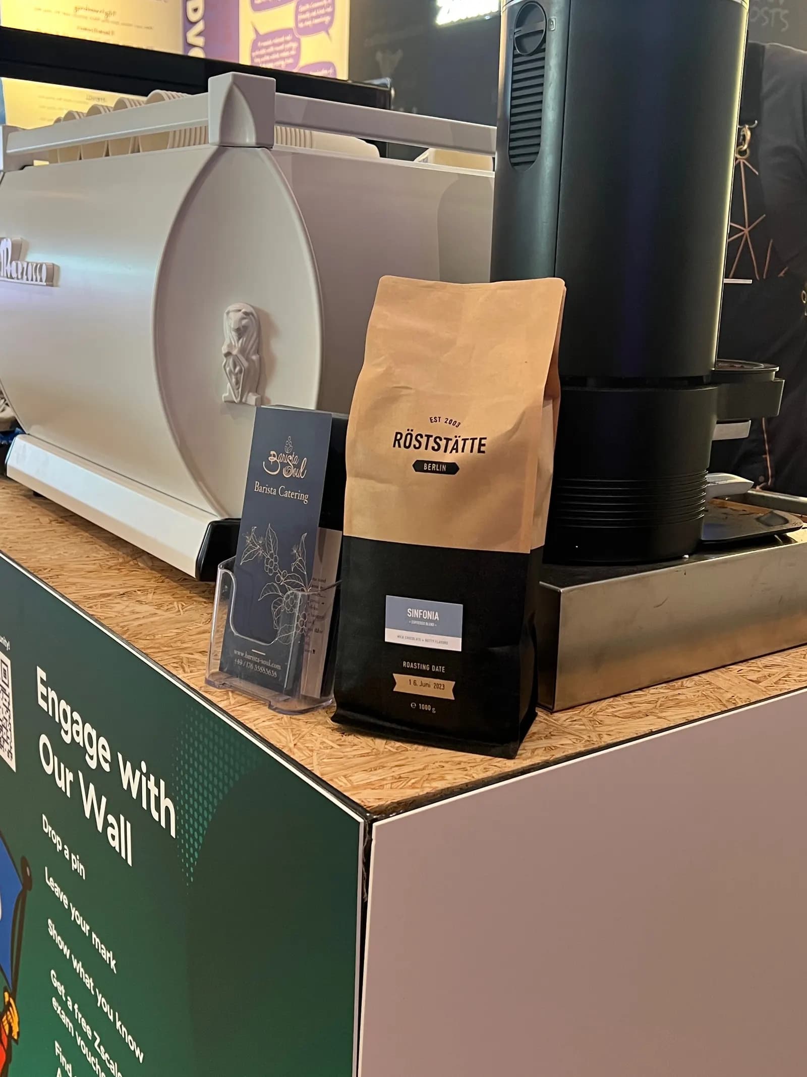 Barmodul mit Holzplatte, darauf Siebträgermaschine, Mühle und eine Kaffeetüte