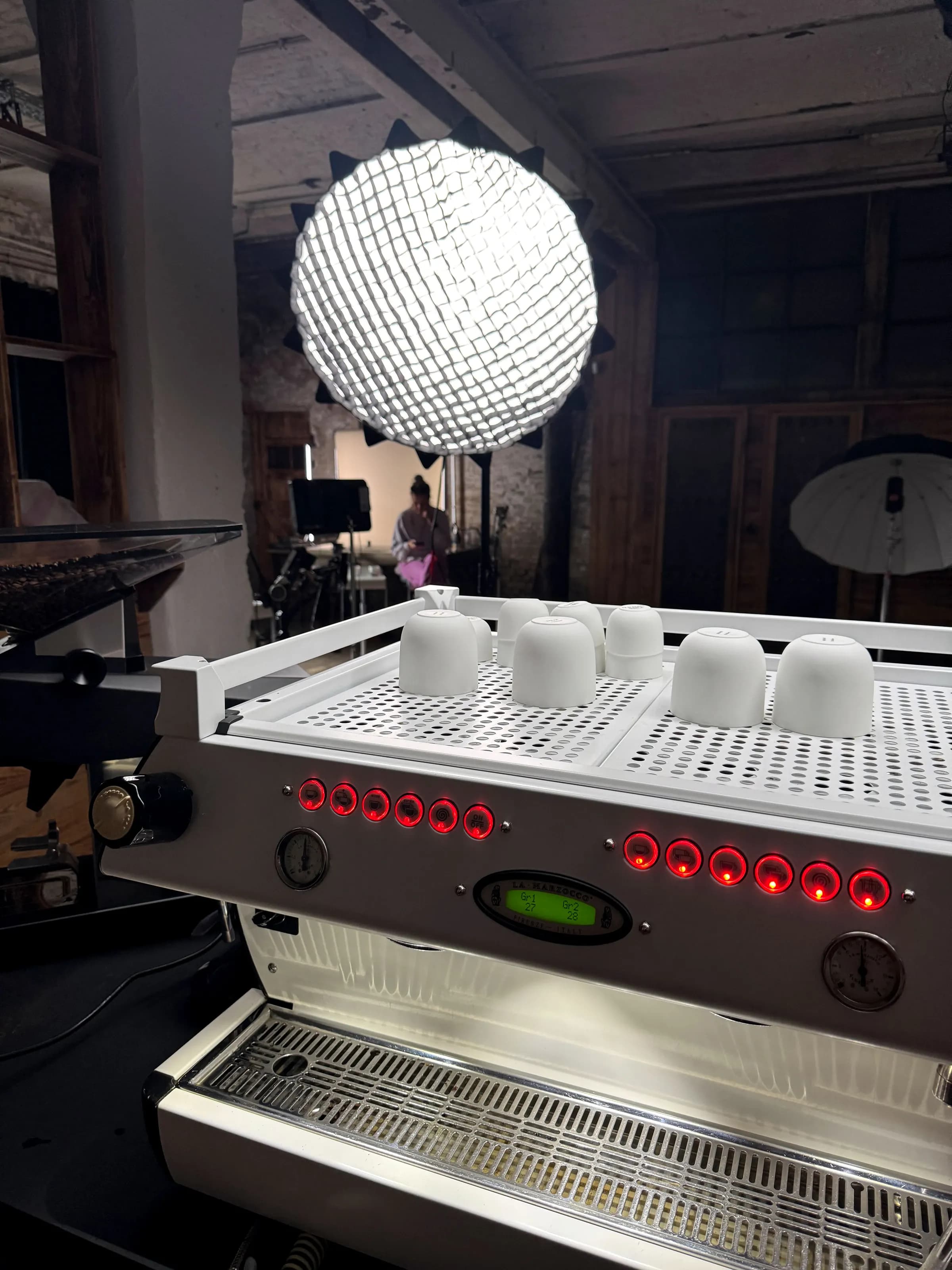 Kompletter Barista-Arbeitsplatz während eines Events mit Maschine, Mühle und vorbereiteten Tassen